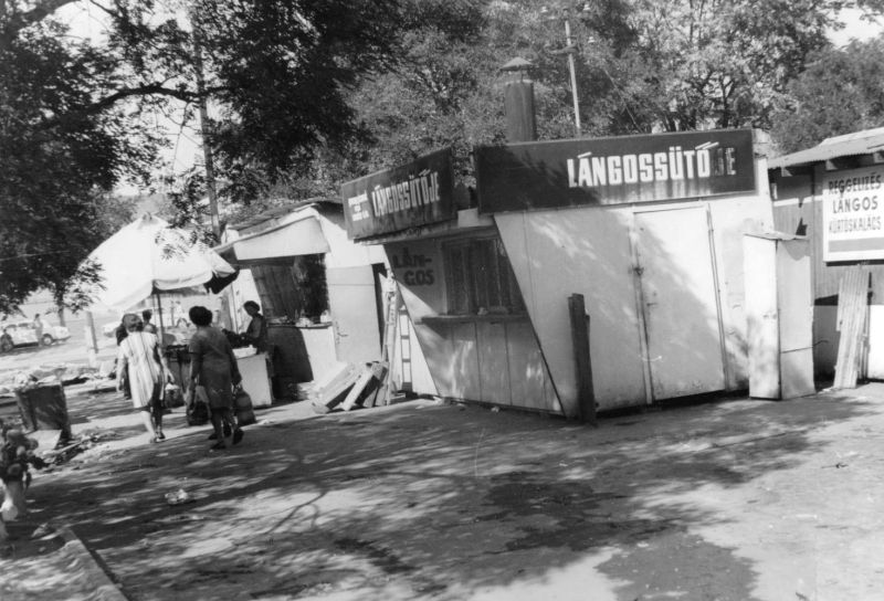 '77-ben a piac, lángossütővel (forrás: Régi Pécs)